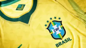 Detalhe da camisa da Seleção Brasileira com escudo da CBF em fundo amarelo
