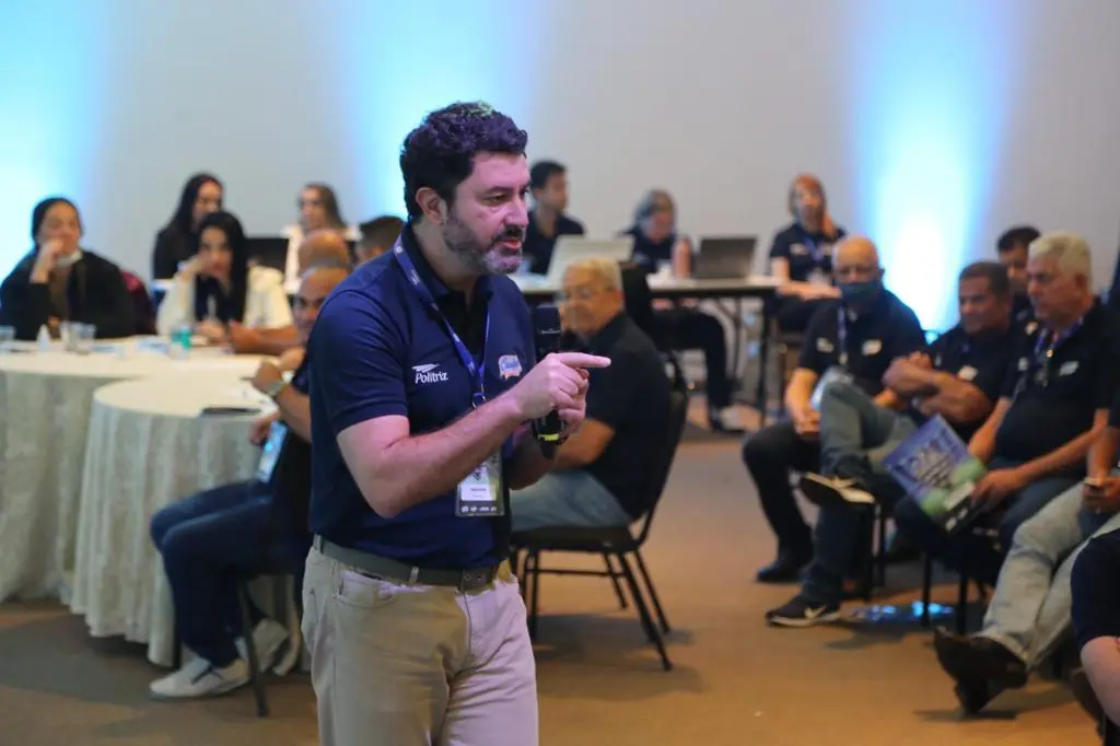Consultor realizando treinamento comercial e alinhamento estratégico com equipe de vendas durante evento corporativo da JointBee.