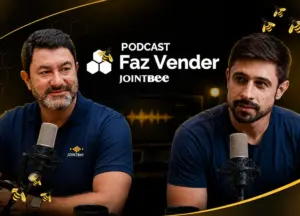 Dois apresentadores do podcast Faz Vender, da JointBee, conversam diante de microfones em um estúdio com identidade visual preta e amarela.